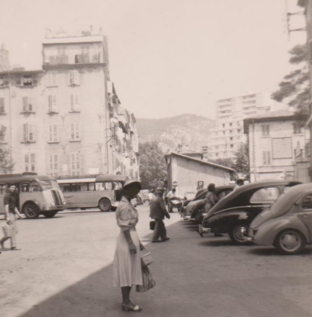 Autocars stationnant place Armand Vallee Toulon