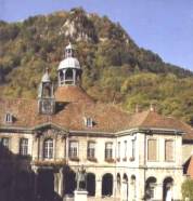 Salins et le Fort St-André au-dessus.